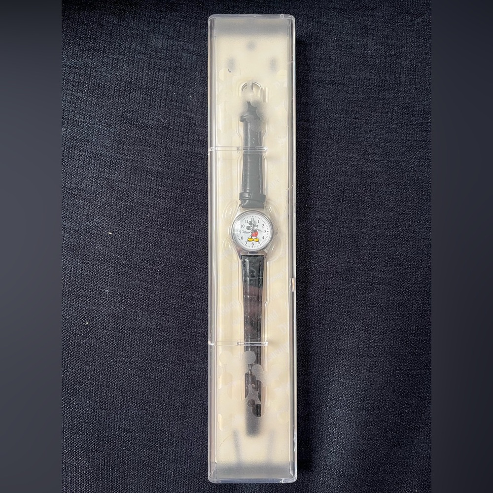 Authentic NWOT Disney Park Edition Mickey Mouse Watch. - Picture 3 of 6